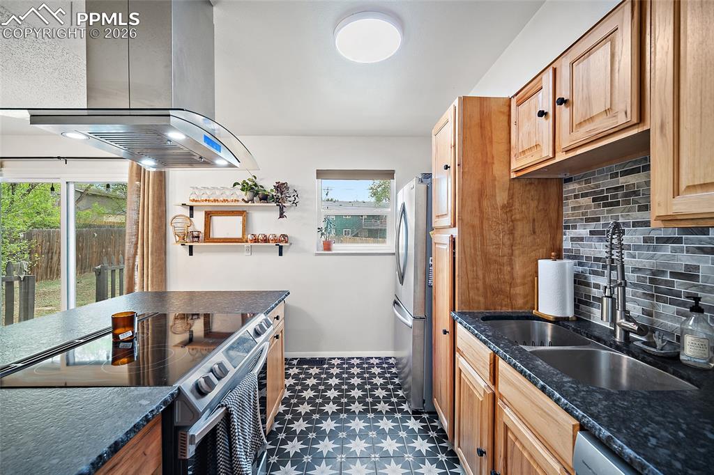 Image 15 of 49: Kitchen