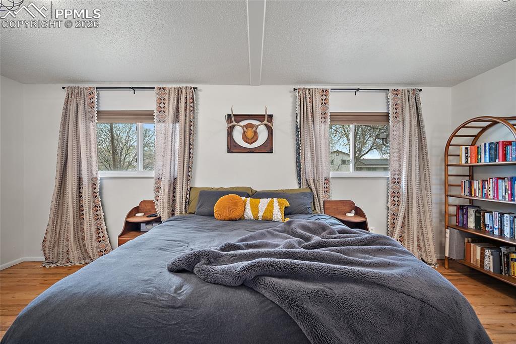 Image 18 of 49: Bedroom