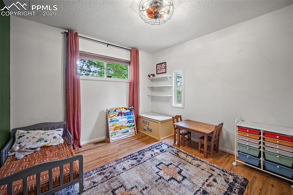 Image 21 of 49: second bedroom