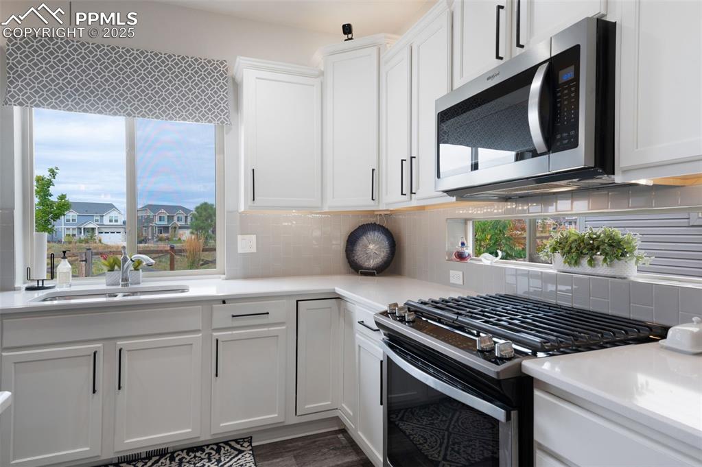 Image 24 of 48: Kitchen