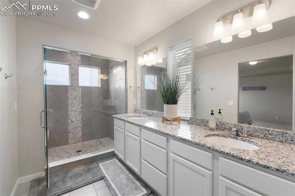 Image 31 of 48: Bathroom