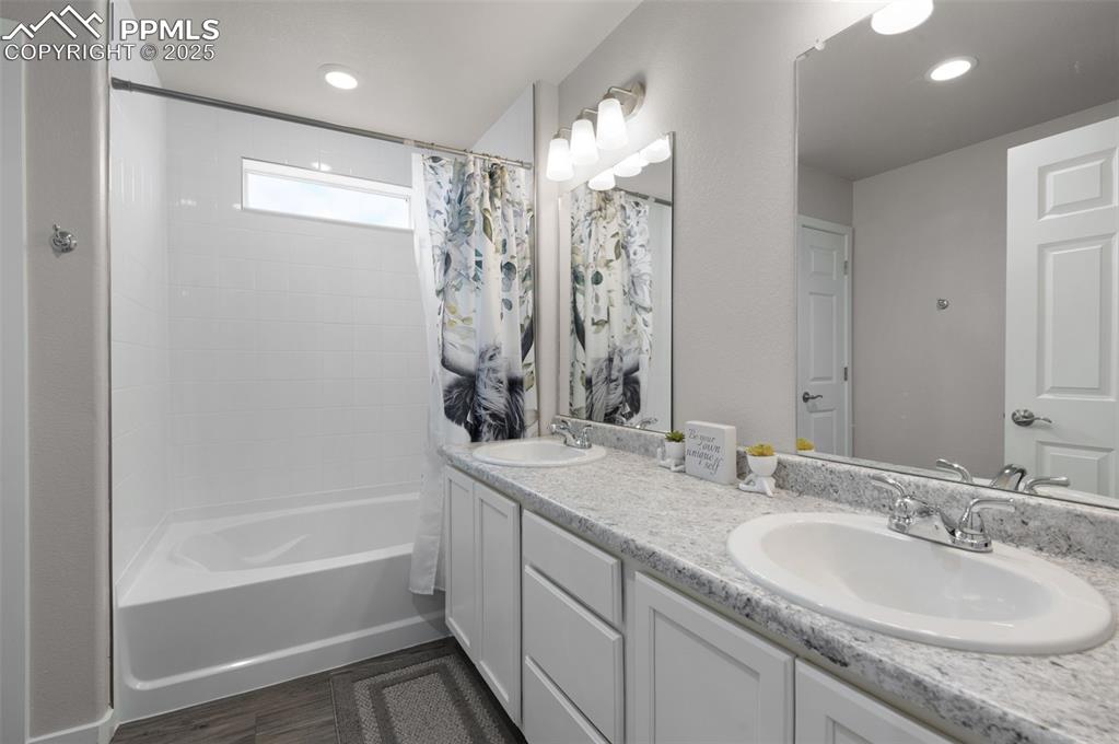 Image 40 of 48: Bathroom