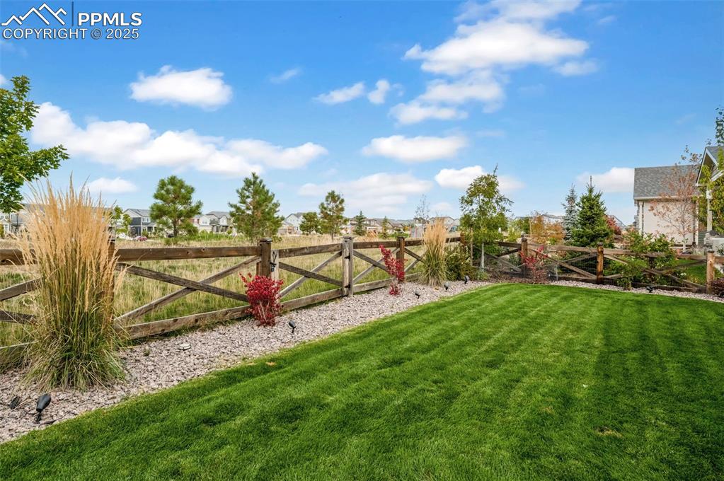 Image 47 of 48: Yard