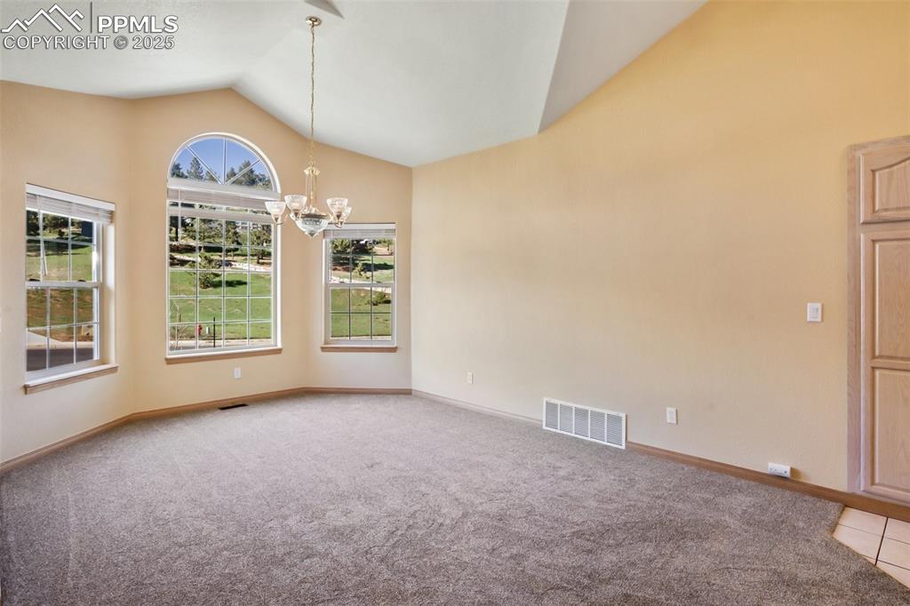 Image 14 of 50: Dining Area