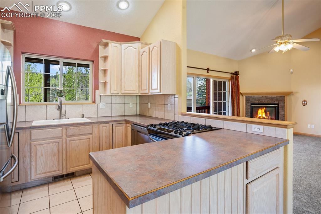 Image 17 of 50: Kitchen