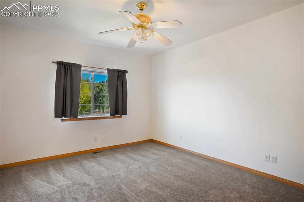 Image 33 of 50: Bedroom