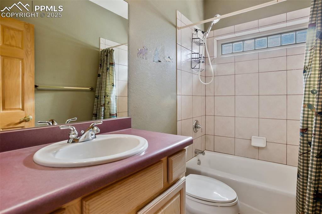 Image 34 of 50: Bathroom