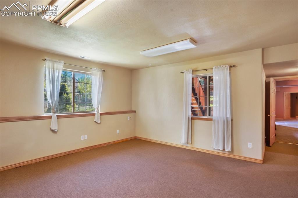 Image 35 of 50: Bedroom