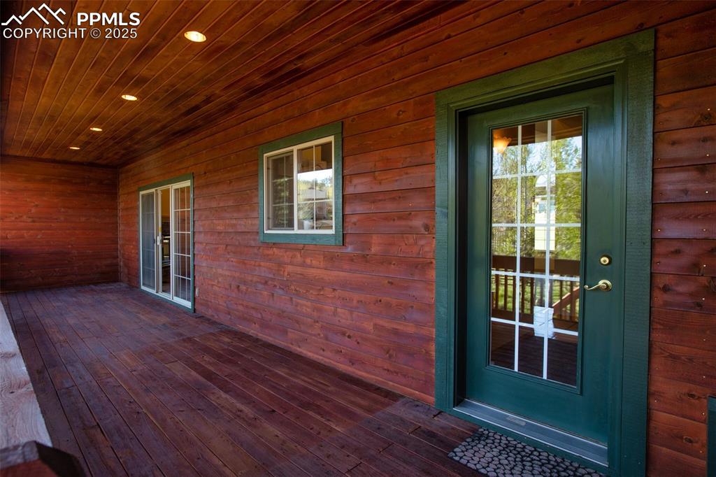 Image 37 of 50: Deck