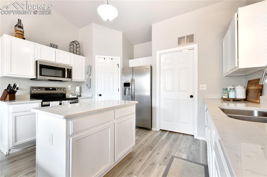 Image 10 of 18: Kitchen