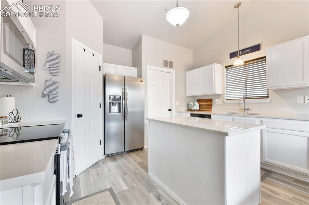 Image 11 of 18: Kitchen