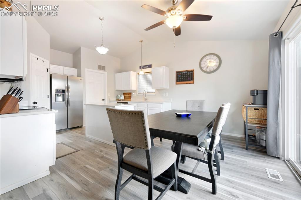 Image 12 of 18: Dining Area