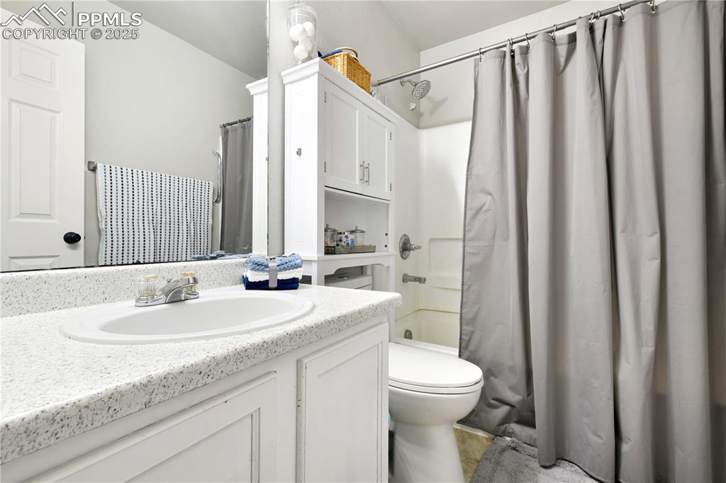 Image 14 of 18: Bathroom