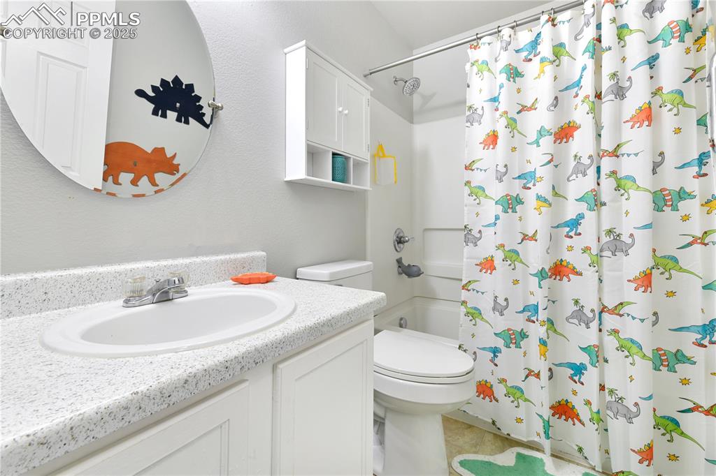 Image 17 of 18: Bathroom