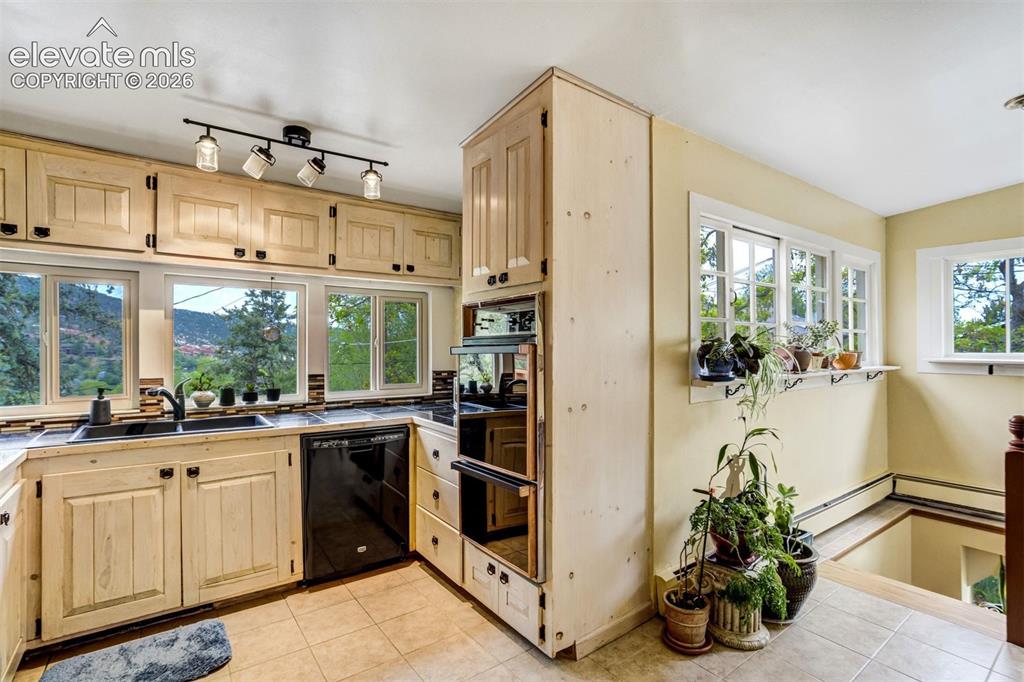 Image 4 of 30: Kitchen