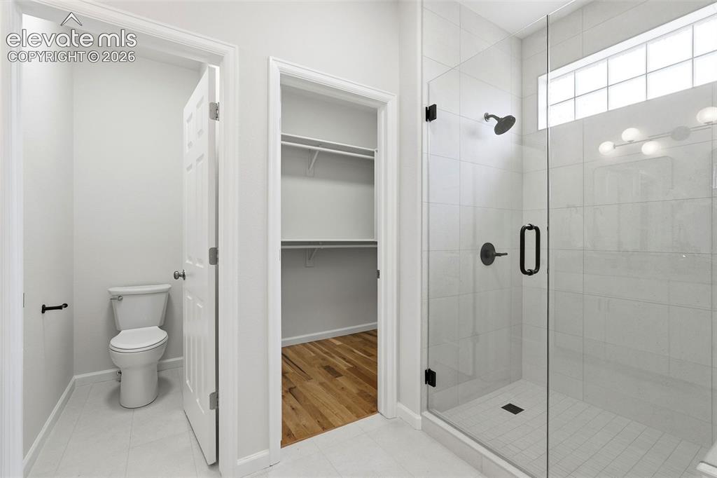 Image 14 of 50: Bathroom