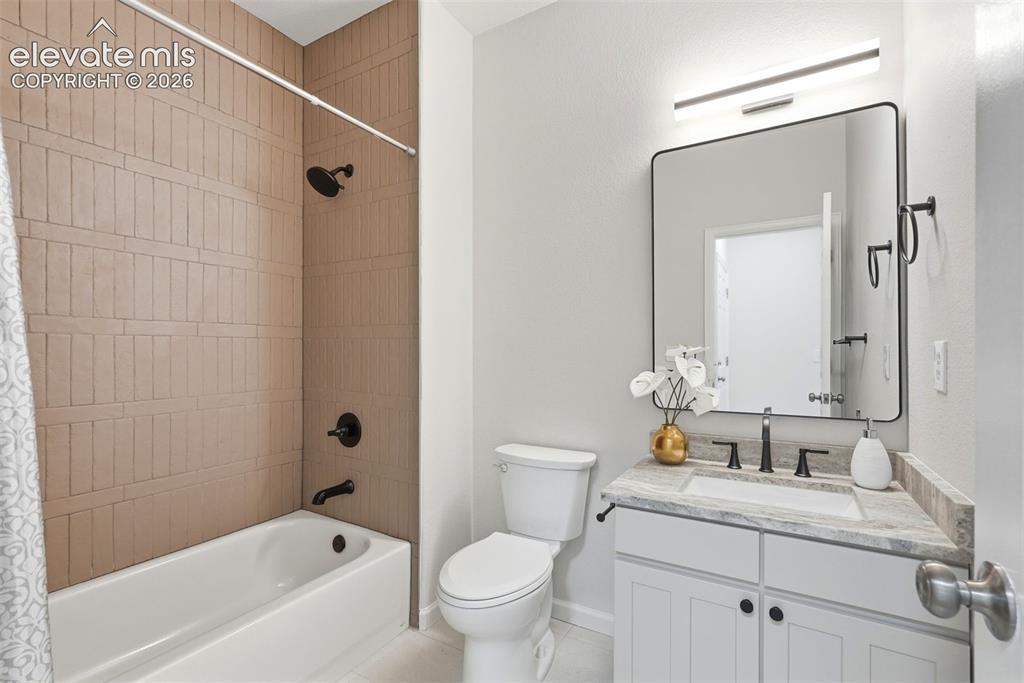 Image 18 of 50: Bathroom