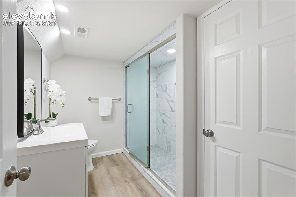 Image 19 of 50: Bathroom