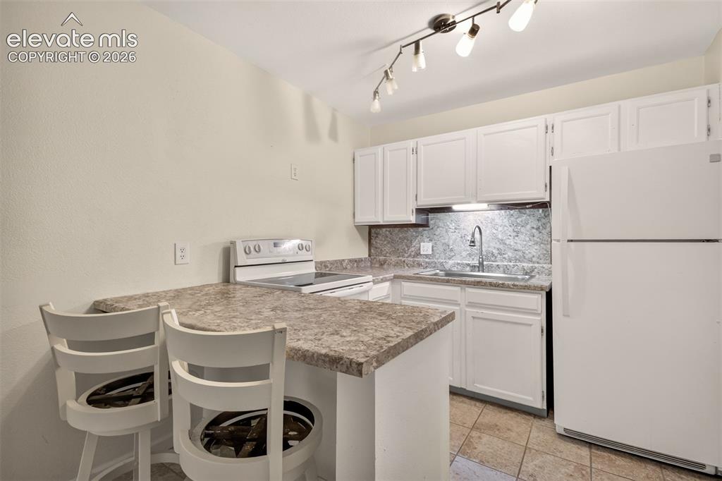 Image 3 of 17: Great Breakfast Bar