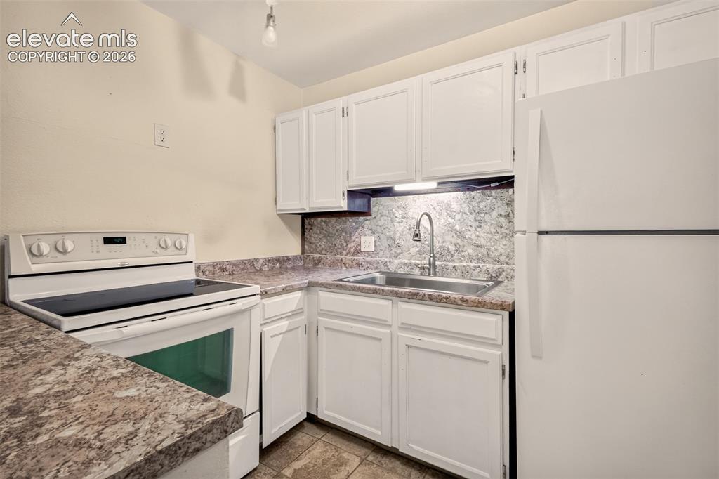 Image 4 of 17: Very workable kitchen