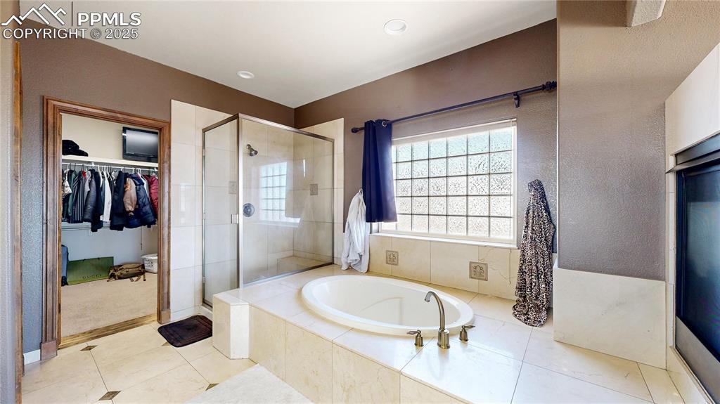 Image 17 of 39: Bathroom