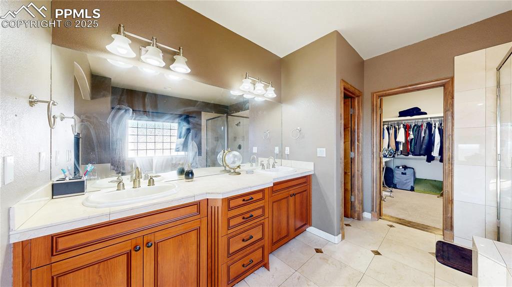 Image 18 of 39: Bathroom