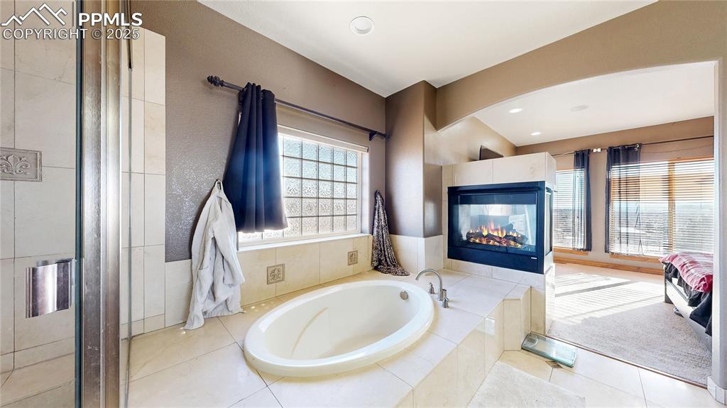 Image 19 of 39: Bathroom