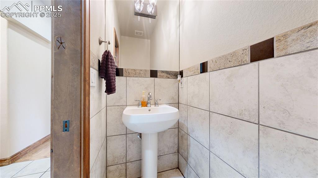 Image 21 of 39: Bathroom