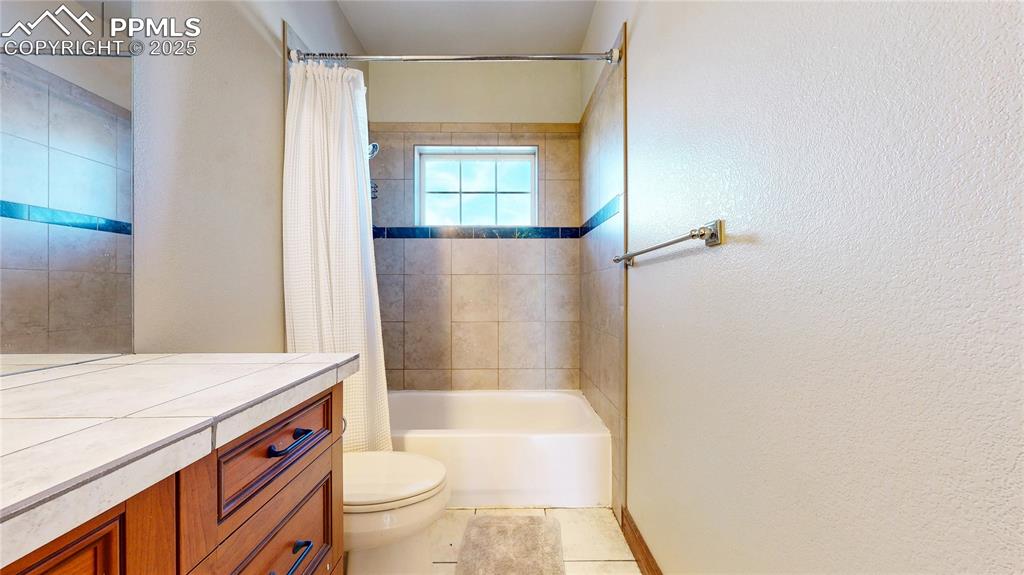 Image 30 of 39: Bathroom