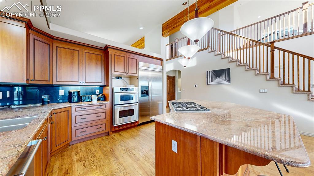 Image 7 of 39: Kitchen