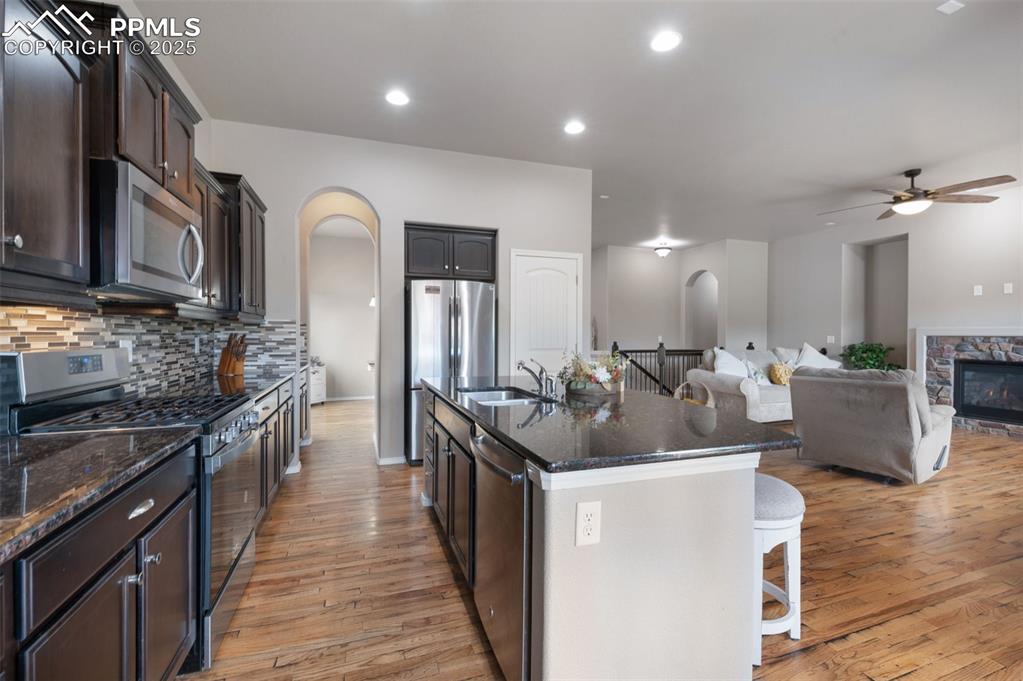 Image 10 of 50: Kitchen
