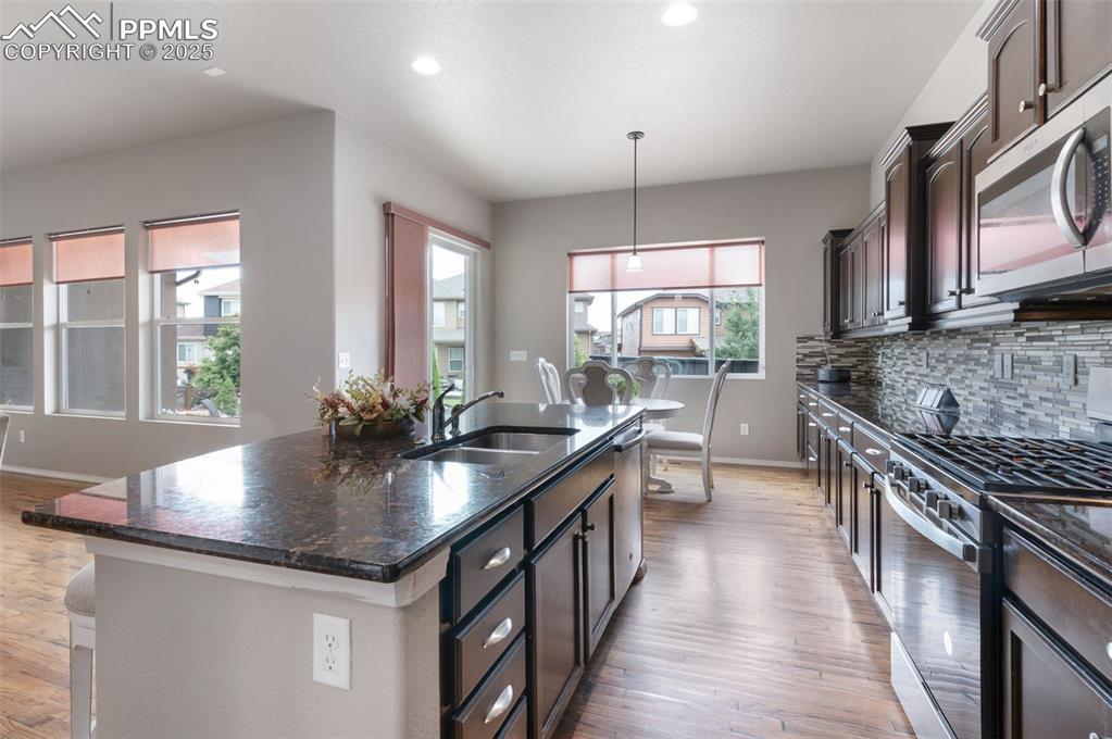 Image 14 of 50: Kitchen