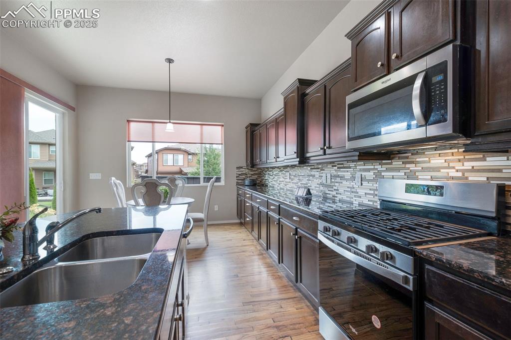Image 16 of 50: Kitchen