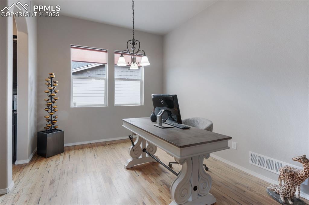 Image 18 of 50: Dining Room