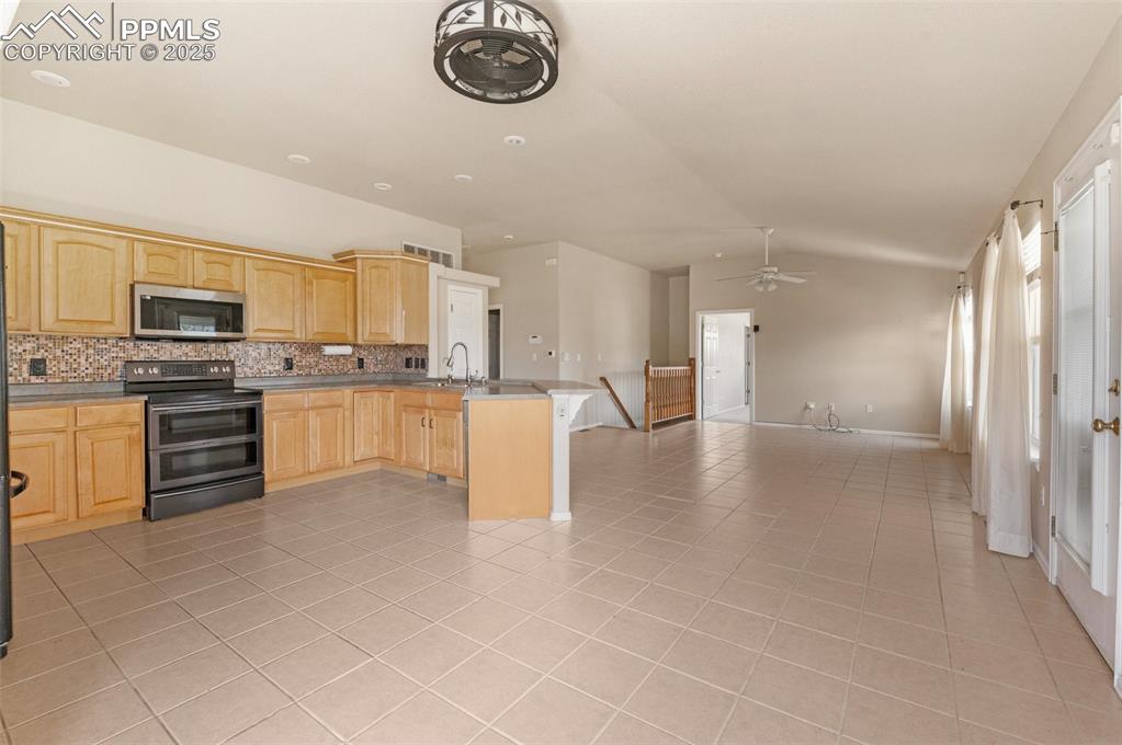 Image 16 of 43: Kitchen