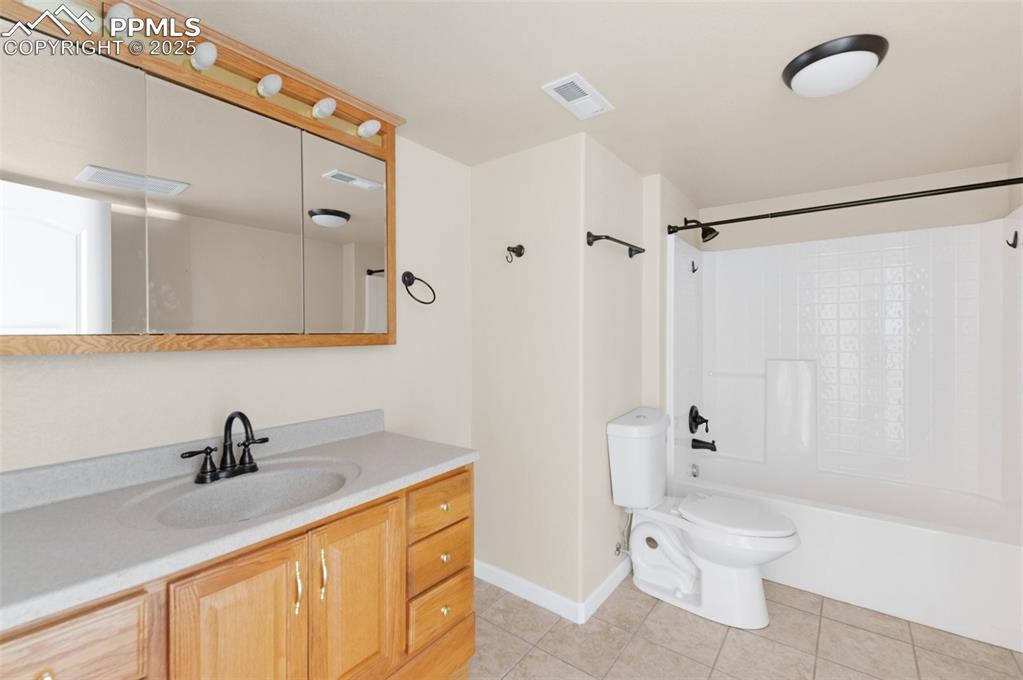 Image 34 of 43: Bathroom
