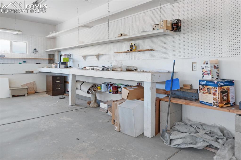 Image 38 of 43: Work area in Garage