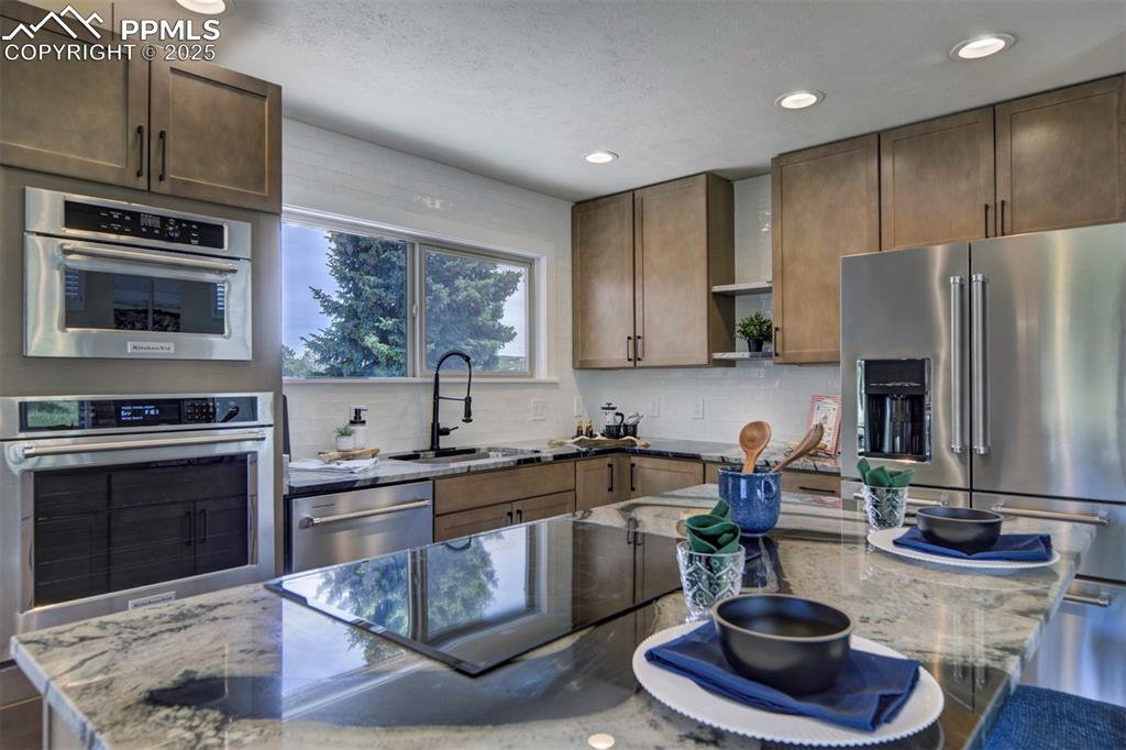 Image 10 of 50: Kitchen