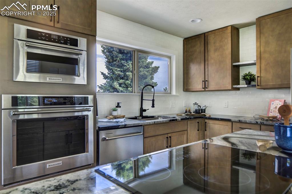 Image 12 of 50: Kitchen