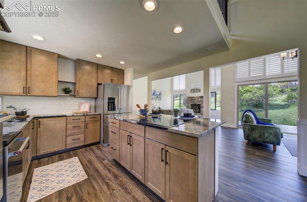 Image 14 of 50: Kitchen