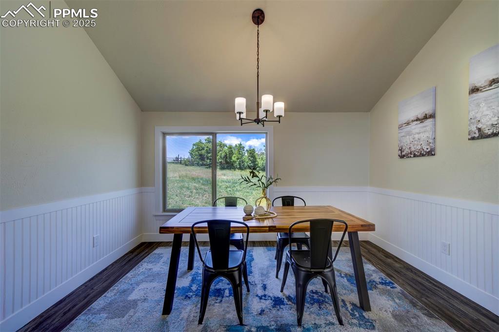 Image 17 of 50: Dining Area