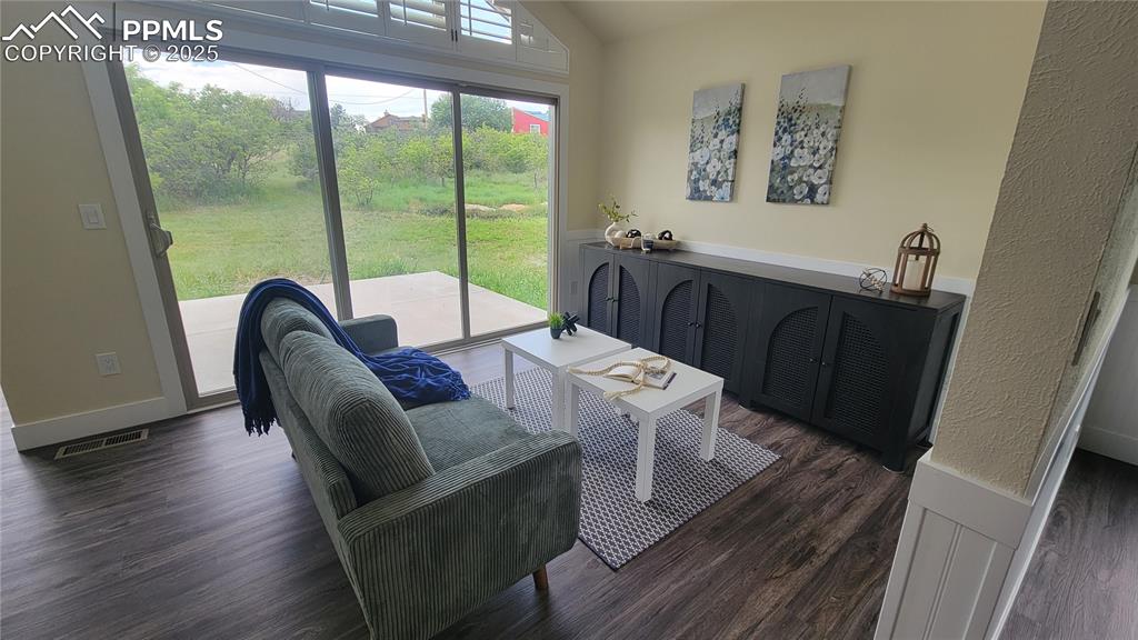 Image 19 of 50: Living Room