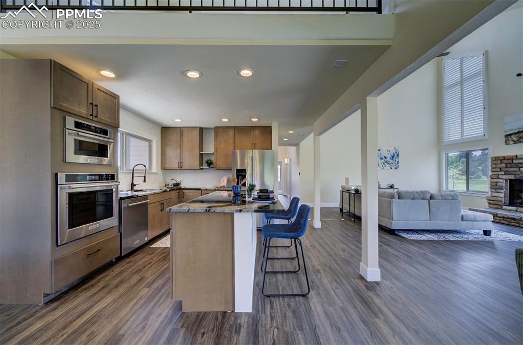 Image 7 of 50: Fully updated kitchen with upper end appliances
