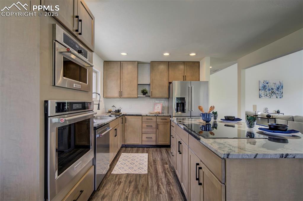 Image 8 of 50: Kitchen