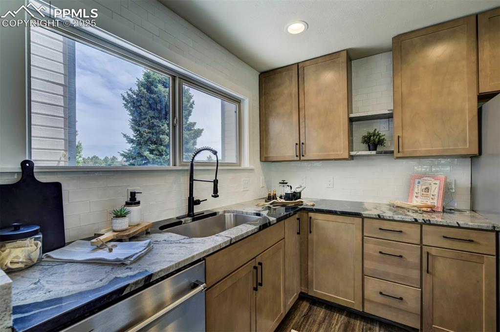 Image 9 of 50: Kitchen