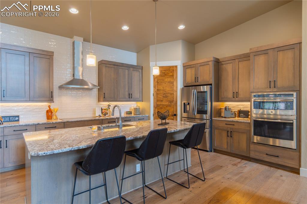 Image 10 of 50: Kitchen