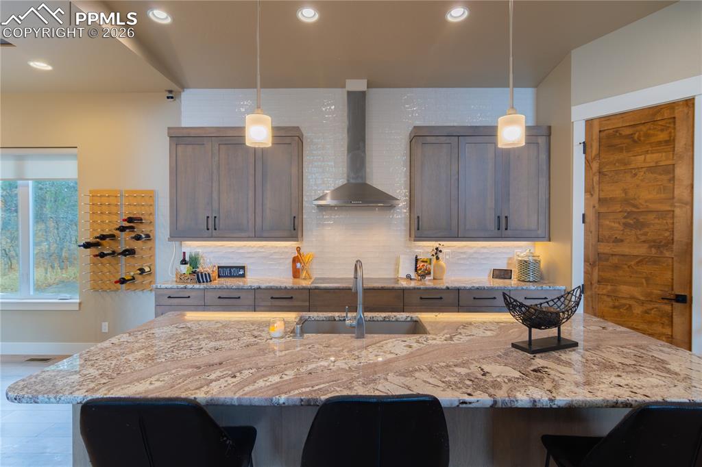 Image 13 of 50: Kitchen