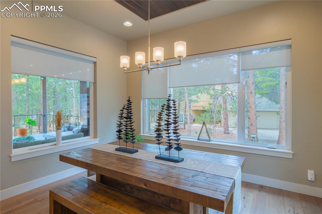 Image 14 of 50: Dining Area