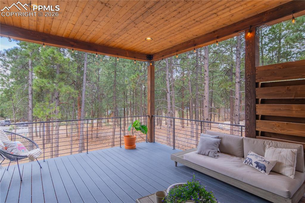 Image 15 of 50: Deck