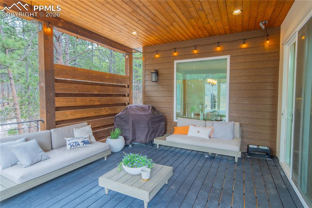 Image 16 of 50: Deck